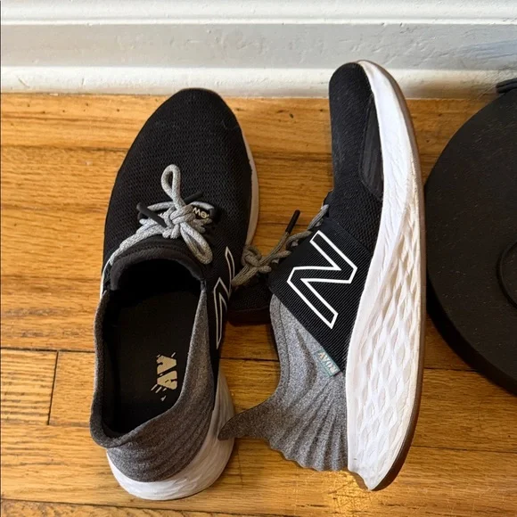 New Balance Women’s ROAV Black & Gray Fresh Foam Running Shoes - Picture 3 of 7